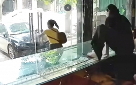 Hình ảnh chủ tiệm nhảy qua tủ kính vẫn không bắt được người phụ nữ cướp vàng Nguyễn Thị Mỹ Linh