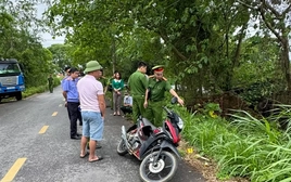 Phát hiện thi thể phân huỷ bên quốc lộ