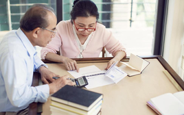 Tiết kiệm lương hưu 5 năm mới đủ tiền đưa vợ đi du lịch, đúng lúc này con trai lại quỳ xuống cầu xin bố mẹ đừng đi