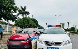 Tài xế vi phạm nồng độ cồn, chạy quá tốc độ đâm vào xe CSGT
