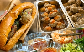 Đi ăn thử bánh mì xíu mại trứng muối đang gây sốt: Có gì đặc sắc mà khách phải ăn liền 2 ổ mới chịu rời quán?