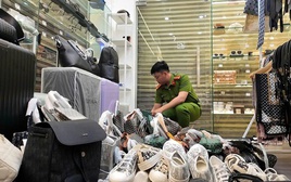 Hình ảnh Công an Đà Nẵng đột kích kho hàng giả quy mô lớn