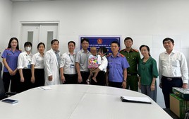Trao giấy khai sinh cho bé trai 2 tuổi bị mẹ và cha dượng bạo hành ở TP.HCM