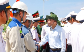 Thứ trưởng Trần Văn Thuấn: Y bác sĩ ở Trường Sa là “nguồn nội lực” để phát triển y tế biển đảo