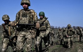 Nửa triệu quân Ukraine như muối bỏ bể trên chiến tuyến 1.200km