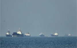 Siêu tàu chở dầu của Trung Quốc di chuyển qua eo biển Hormuz