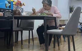 Chồng vừa quay đi, mẹ chồng liền cầm đũa bới tung đĩa thức ăn và cuối cùng tôi đã biết được lý do