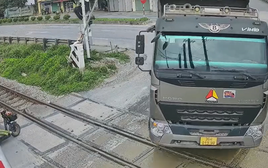 VIDEO: Thót tim cảnh xe tải tông gác chắn, cố vượt qua đường sắt ngay trước "mũi" tàu hỏa