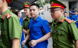 "Trùm ma túy" Bùi Đình Khánh bị đề nghị tử hình, thái độ của các bị cáo trong phiên xử chiều 15/5 gây chú ý