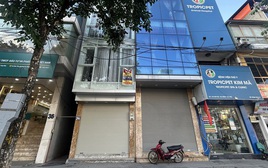 Biển "cho thuê nhà", "sang nhượng mặt bằng" xuất hiện dày đặc trên các tuyến phố "đất vàng" ở Hà Nội