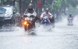 Dự báo thời tiết 17/5: Từ Bắc vào Nam nhiều nơi hứng mưa lớn, nguy cơ dông lốc