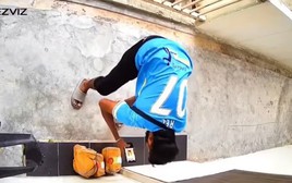 Camera ghi lại hành động gây bức xúc của shipper ngay sau khi xác nhận giao hàng