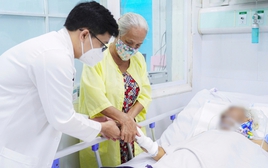 Tắm nước lạnh giải nhiệt ngày nóng, cụ bà 86 tuổi viêm phổi nặng
