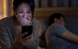 Phát hiện tên chồng trong nhóm chat kín, dòng chat 8 chữ khiến vợ bàng hoàng