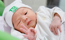 Sau khi đầy tháng, em bé có 3 biểu hiện này thì IQ chắc chắn không thấp, bố mẹ có thể yên tâm!