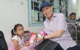 Tỷ phú Johnathan Hạnh Nguyễn xuất hiện tại BV Nhi đồng 2 với chiếc túi "Very Special" vào ngày đặc biệt