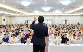 Một công ty "dạy làm giàu" phải dừng bán khóa học, chủ tịch là diễn giả nổi tiếng bất ngờ xin từ chức