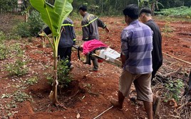 Người đàn ông rơi xuống giếng sâu 35m giữa khu rẫy vắng, cảnh sát đi bộ xuyên rừng để cứu người