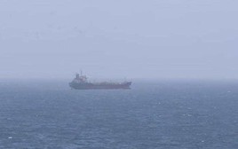 Mỹ lên tàu dầu Iran kiểm tra, eo biển Hormuz nóng rực