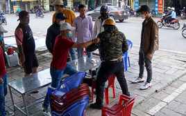 Tôi từng suốt ngày bắt chồng học theo anh rể, đến khi chứng kiến cảnh tượng trên phố thì cả hai vợ chồng đều chết lặng