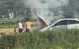 Hiện trường vụ ô tô bốc cháy khi đi qua con đường phơi rơm rạ ở Nghệ An