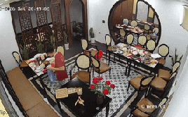 Nam nhân viên đang dọn bàn hốt hoảng bỏ chạy vì thứ dưới sàn, quản lý lập tức gọi ngay cho nhóm khách quay lại