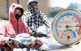 Ngoài đường hầm hập như lò nung, người Hà Nội kéo vào trung tâm thương mại tránh nóng