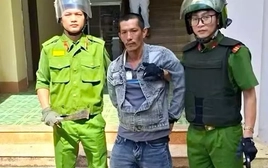 Tin mới vụ cầm dao quắm vào trường tìm giáo viên nghi 'dìm' điểm con mình