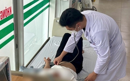 Choáng váng do trời nắng gắt, nam shipper đâm vào ô tô