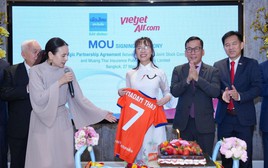 Tiến sĩ Nguyễn Thị Phương Thảo bắt tay Madam Pang