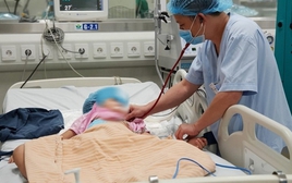 Bé 3 tuổi đuối nước ở bể bơi khi đi du lịch