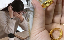 5 năm sau ngày giữ hộ vàng cưới, mẹ chồng đưa tôi một tập giấy tờ khiến tôi bủn rủn chân tay