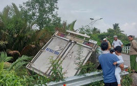 Hiện trường vụ xe tải rơi xuống kênh sau cú va chạm khiến nhiều người thót tim