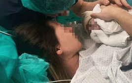 Người mẹ 32 tuổi mới sinh đã nhiễm trùng huyết suýt chết: "Bác sĩ cũng nói tôi chỉ đau vai do bế em bé nhiều"
