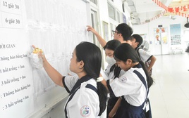Hình ảnh thí sinh TPHCM hồi hộp làm thủ tục dự thi lớp 10: Kỳ thi quy mô lớn chưa từng có