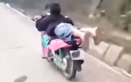Nằm sấp lái mô tô để quay clip, nam thanh niên ở Lào Cai bị tịch thu phương tiện