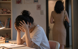 Nữ sinh 19 tuổi không thể tập trung thi vì hương nước hoa từ người mẹ, lý giải sự bất thường