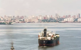 Tàu chở dầu trúng hỏa lực trên eo biển Hormuz