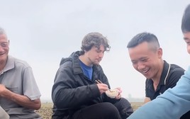Nông dân Việt “tuyển dụng” khách Tây ngay tại ruộng ngô, đền đáp bằng bữa cơm trưa ấm lòng