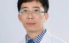 Giáo sư HOT nhất MXH cứu người trên máy bay: Là Giám đốc Trung tâm Đột quỵ tại bệnh viện hàng đầu Việt Nam, 49 tuổi được phong hàm GS trẻ nhất năm 2025