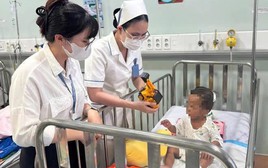 Những hình ảnh mới nhất tại bệnh viện của em bé 2 tuổi bị bạo hành nghiêm trọng