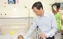 Diễn biến mới về sức khỏe bé trai 2 tuổi bị mẹ và nhân tình bạo hành ở TPHCM