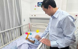 Hoàn cảnh éo le của bé trai 2 tuổi ở TP.HCM bị mẹ và cha dượng bạo hành