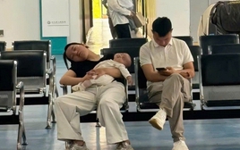 Bức ảnh ở hành lang bệnh viện đang viral: Bạn có chọn đúng bố cho con hay không? Cứ nhìn những lần con cái đau ốm thì sẽ rõ!