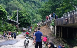 Ô tô chở dầu mất phanh tông vào lan can cầu, tài xế văng xuống suối tử vong