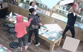 VIDEO: Thót tim em bé rơi xuyên qua trần thạch cao khi tìm đồ chơi