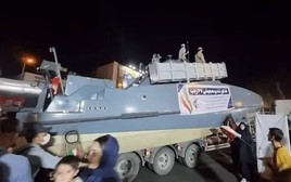 Tàu cao tốc Iran nã tên lửa xa 700km
