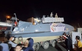 Tàu cao tốc Iran nã tên lửa xa 700km    