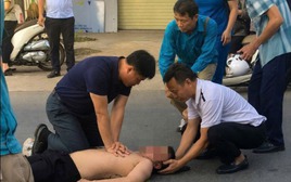 Phó giám đốc bệnh viện và đồng nghiệp ép tim cứu người gặp nạn trên đường