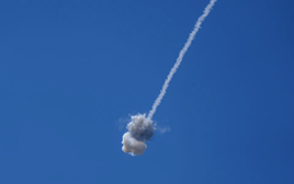 Mỹ tấn công sau vụ trực thăng bị bắn rơi, Iran phóng tên lửa, UAV đáp trả